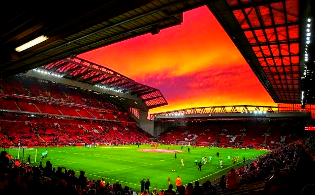 国足备战强度升级，全队深夜加练