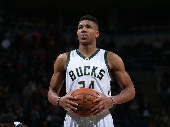 巴特勒坐在替补席为助理教练画战术