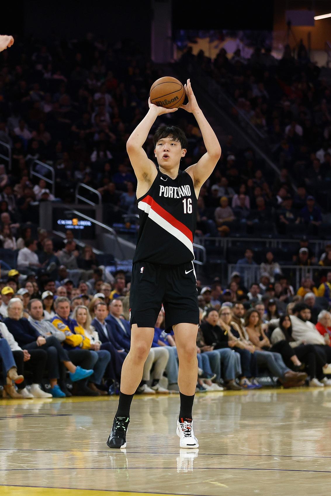 一直在重建的曼联：主教练“死局”，从买C罗回来卖球衣开始